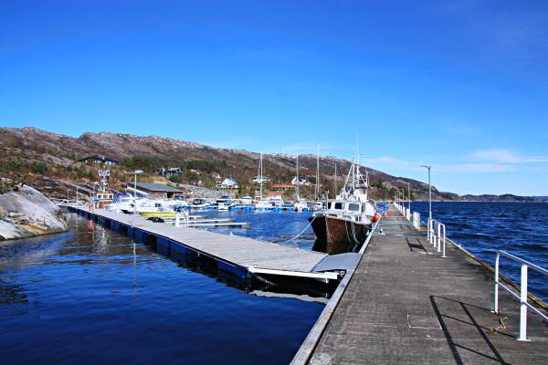 Treng båten din ei trygg hamn? Vi har ledige båtplassar!